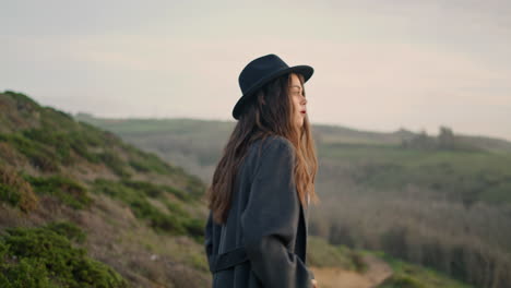 Mujer-Mirando-Alrededor-De-Las-Colinas-Caminando-Sola-Por-Un-Camino-Sucio-De-Cerca.-Chica-Viajera