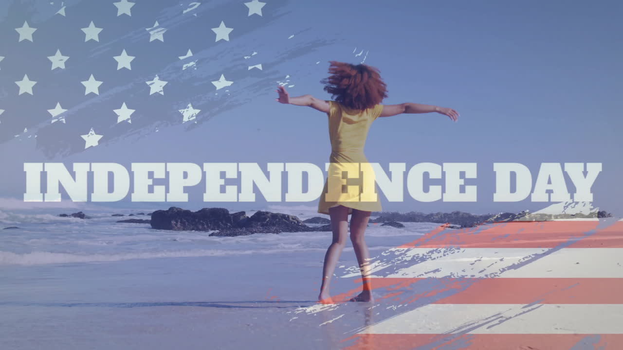 Animazione del testo "Giorno dell'Indipendenza", bandiera americana e donna afroamericana felice su una spiaggia soleggiata.