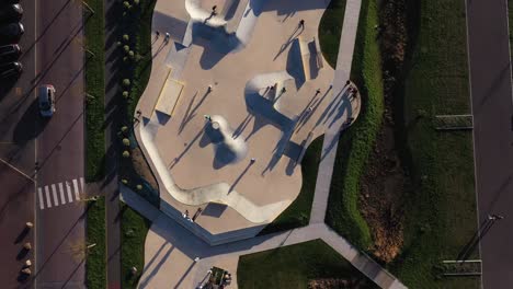 Vista-Aérea-De-Un-Skate-Park-En-Courseulles-sur-Mer-En-Francia