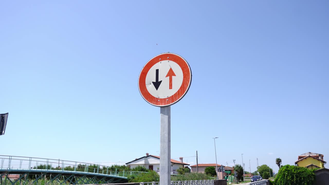 파란 하늘을 향한 거리에서 맞은편 교통에 대한 우선 순위 표지판