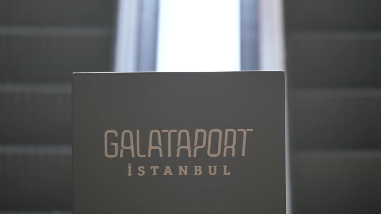 el letrero de galataport en estambul
