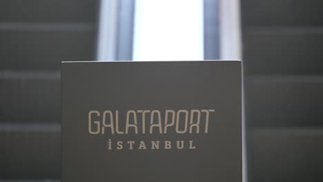 el letrero de galataport en estambul