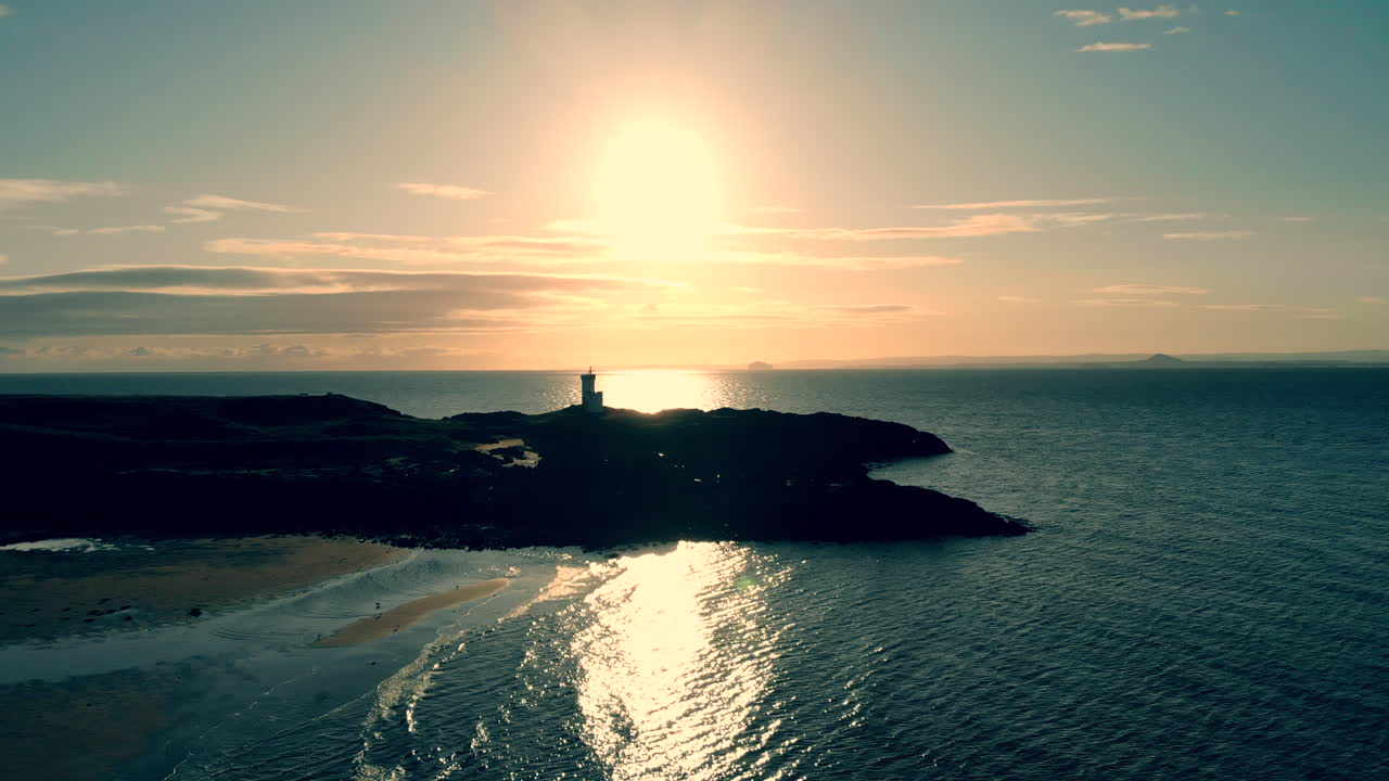 Silhouette 4K di un faro sulla costa della Scozia.