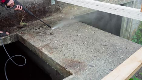 limpieza de la suciedad en los pisos de hormigón con lavador a presión