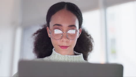 Business-woman,-computer-and-research