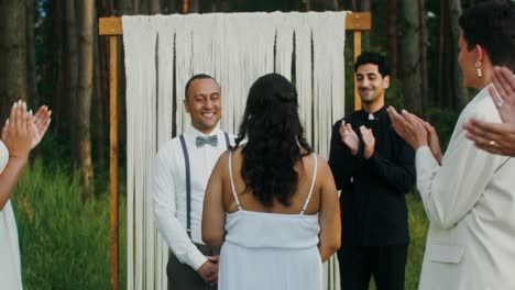 ceremonia de boda al aire libre en un bosque