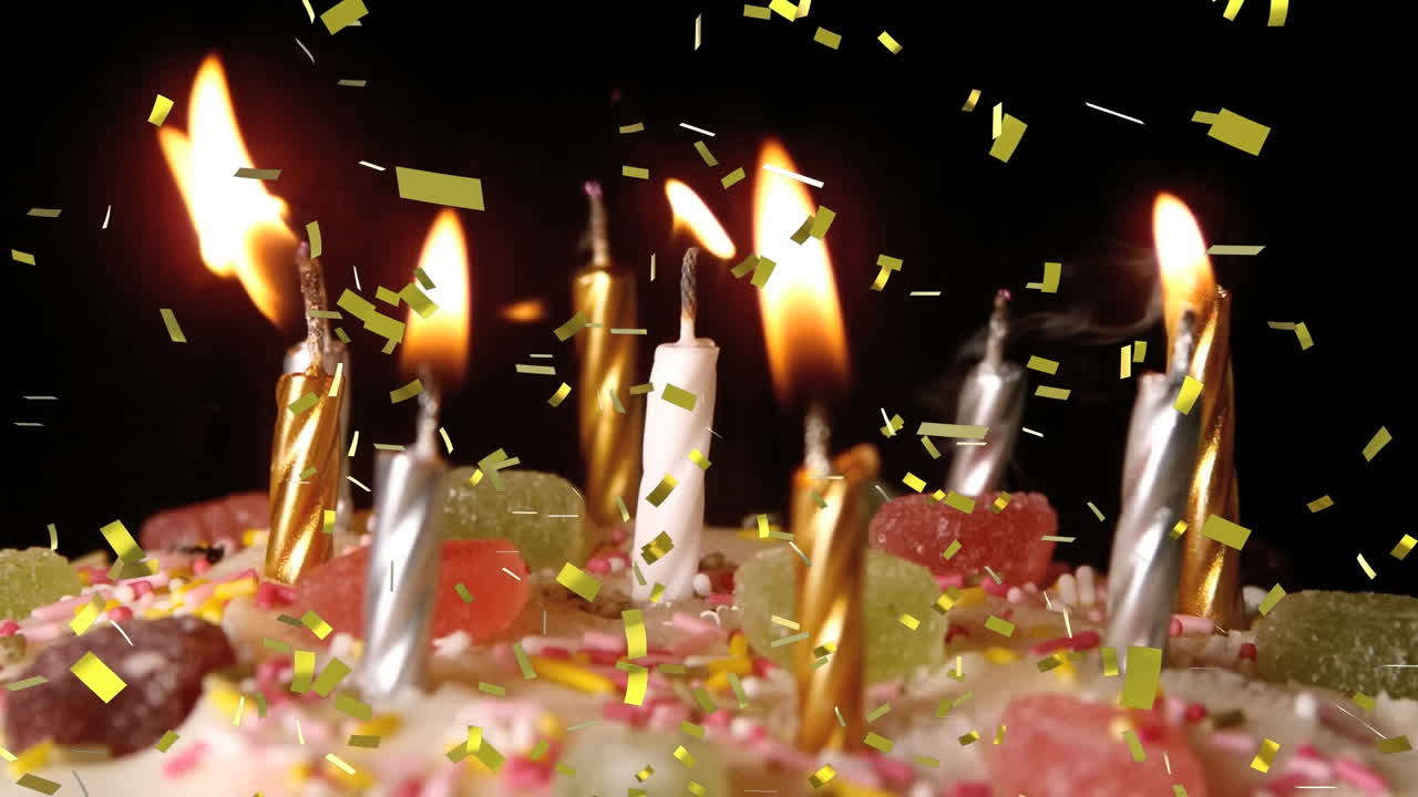 animación de confeti de oro cayendo sobre el pastel de cumpleaños con velas