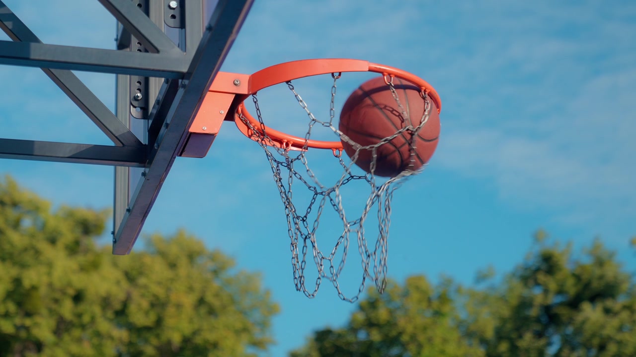 Tiro di pallacanestro al rallentatore attraverso la rete a catena