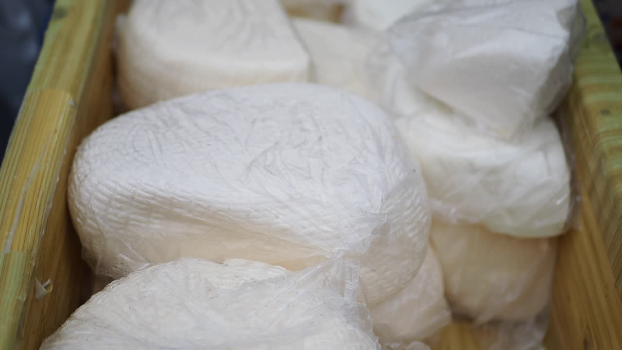 variedad de queso blanco en caja de madera