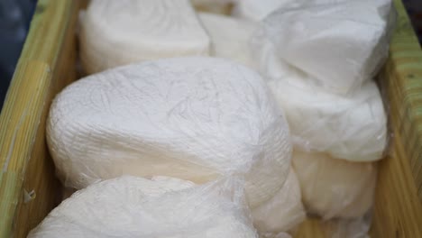 variedad de queso blanco en caja de madera