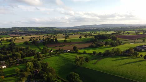 drone disparó campos verdes y la naturaleza en el campo de shropshire, inglaterra