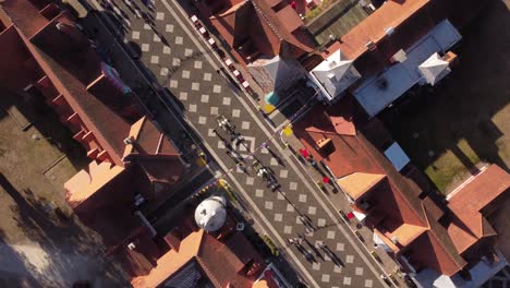 Vista-Aérea-De-La-Fiesta-En-La-Calle-En-Un-Antiguo-Barrio-Medieval-República-De-Los-Niños-En-Argentina