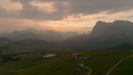 Vuelo-De-Drones-Deslizantes-Sobre-Un-Valle-En-Los-Dolomitas-En-La-Niebla-Matutina