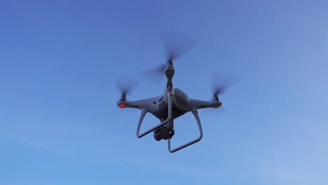 drone quadcopter flotando y volando en el fondo del cielo