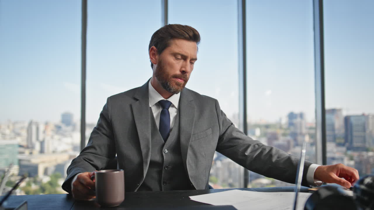un hombre de negocios tranquilo descansando en un escritorio con una taza de café. pensamiento profesional financiero