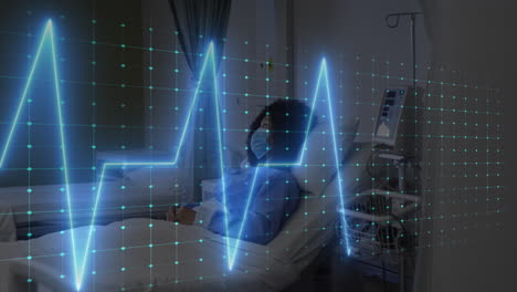 animación de un monitor de ritmo cardíaco sobre una paciente afroamericana acostada en la cama del hospital