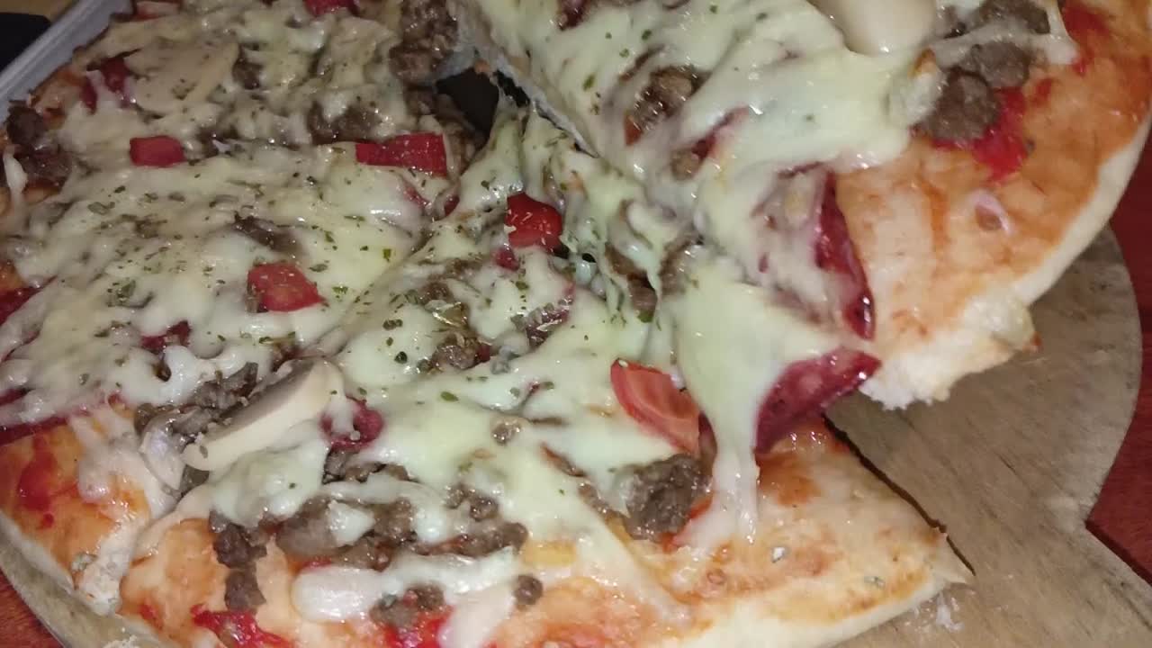 이탈리아 음식: 치즈와 고기 핑으로 된 피자