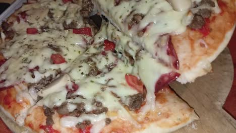 pizza video de cerca comida italiana. pizza con queso y carne de res.