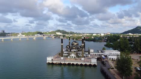 imágenes de drones de la mezquita de cristal en kuala trengganu durante la puesta de sol