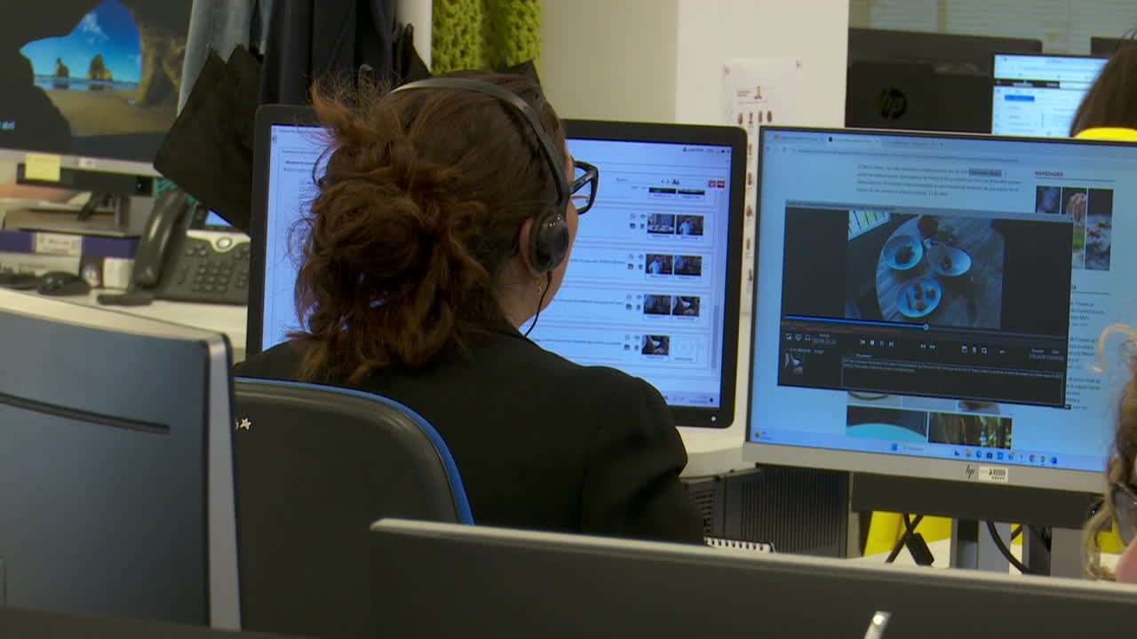 mujer trabajando en una computadora en una oficina