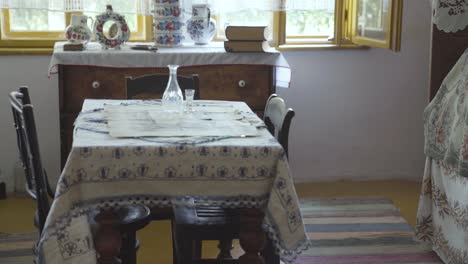 revelación de una pequeña mesa antigua puesta en un dormitorio vintage