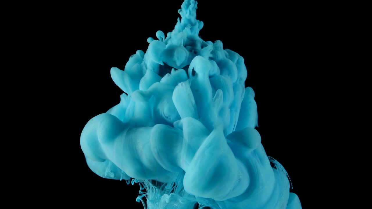 la pintura de tinta multicolor fluye lentamente de la pelota