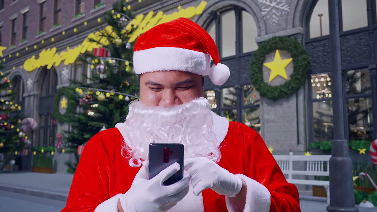 크리스마스 밤에 서 있을 때 스마트폰을 사용하는 아시아 산타클로스의 클로즈업