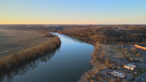 Der-Mächtige-Cumberland-River-In-Clarksville,-Tennessee