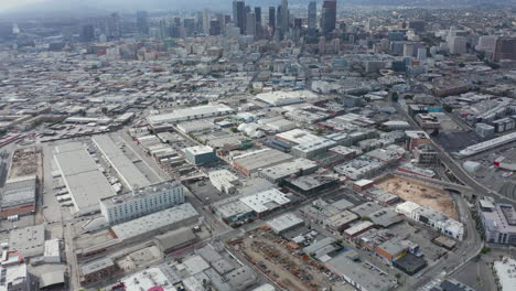 Antenne:-Lagerviertel-In-Los-Angeles-Langsame-Neigung-Nach-Oben-Enthüllt-Die-Skyline-Der-Innenstadt-Von-La