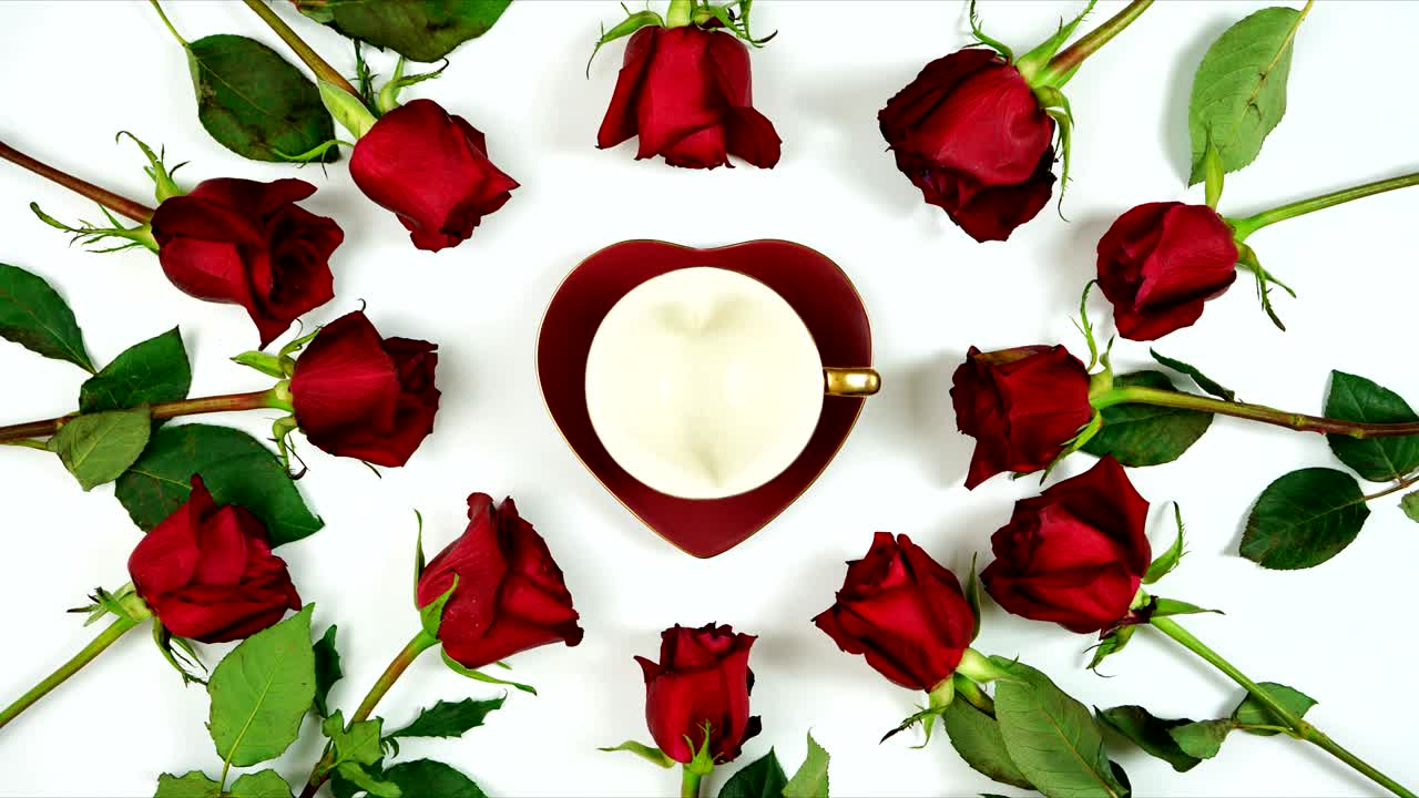 las rosas rojas, el café, la pausa, la composición creativa, la colocación plana, el movimiento de parada.