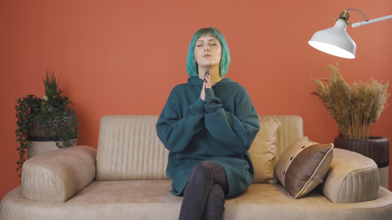 기도하는 젊은 기독교 여성.