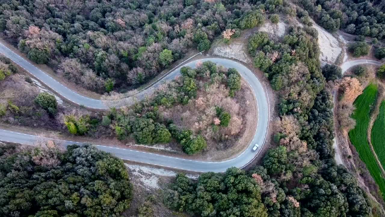 coche a vista de pájaro conduciendo por una serpenteante carretera serpenteante en las montañas de cataluña