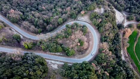 Auto-Aus-Der-Vogelperspektive,-Das-Auf-Einer-Kurvenreichen-Straße-In-Den-Bergen-Kataloniens-Fährt