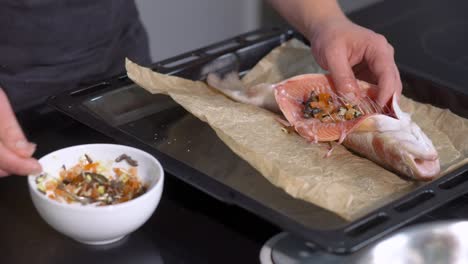 preparando una trucha rellenada para hornear