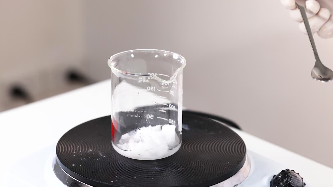 실험실에서 나트 아세테트 결정화를 관찰합니다.