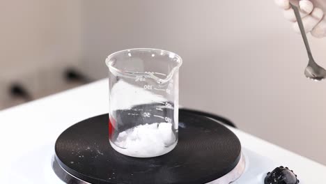 observación de la cristalización del acetato de sodio en un entorno de laboratorio