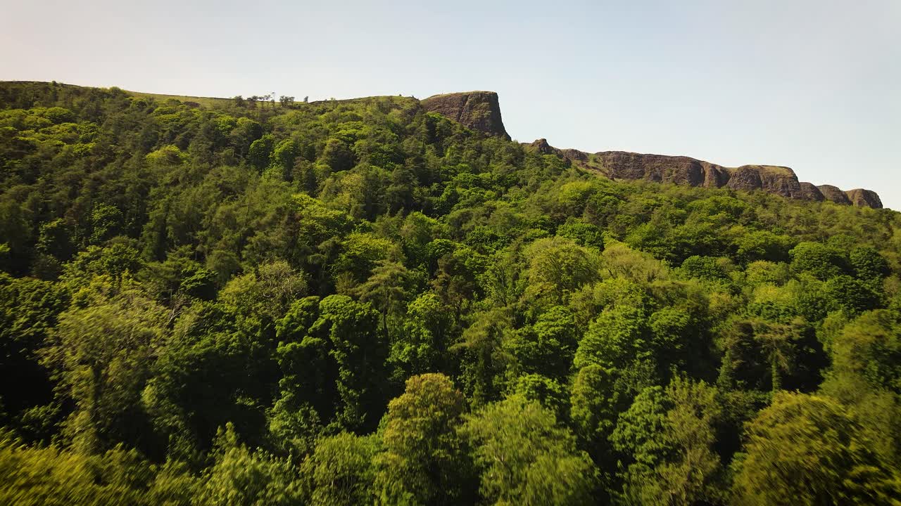 vista aérea de la nariz de napoloeon, cavehill, irlanda del norte - 4k