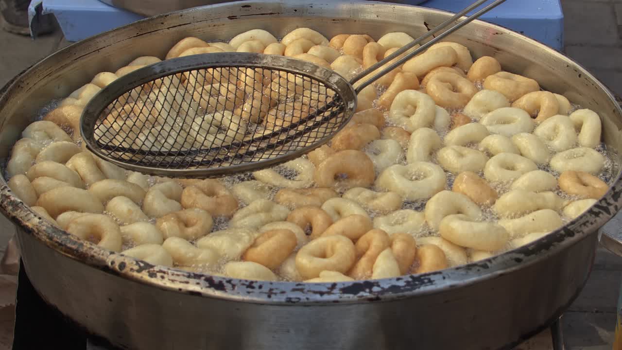 Questi dolci bocconcini fritti sono un dessert tradizionale da strada in Turchia.