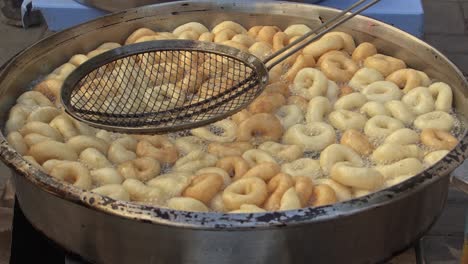 estos dulces bocados fritos son un postre tradicional de la calle en turquía