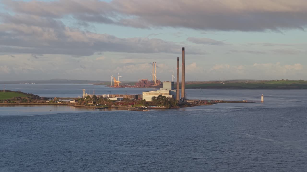 Tarbert-kraftværket ved Shannon-flodmundingen i Irland