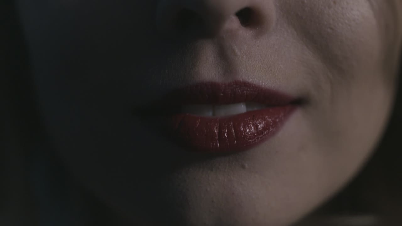 mujer con lápiz labial rojo