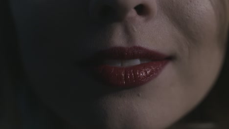 mujer con lápiz labial rojo