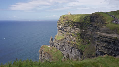 vista de la torre de o'brien en los acantilados de moher en irlanda