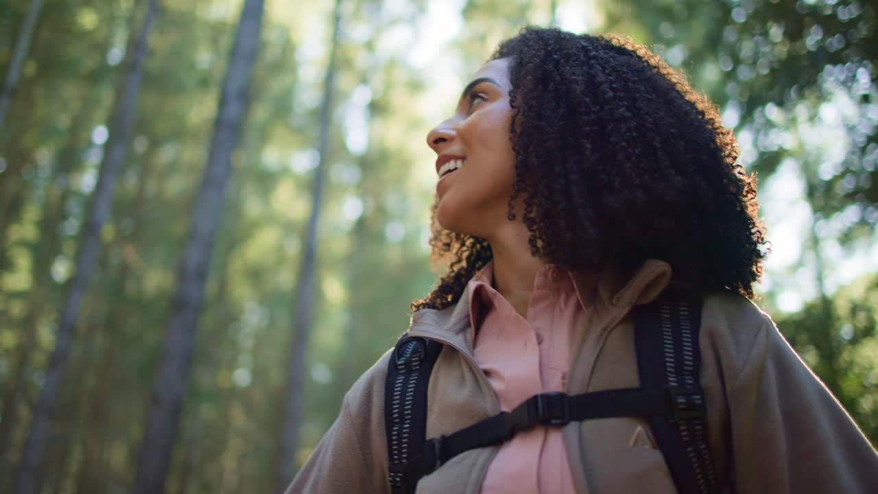 Donna che fa un'escursione nella foresta