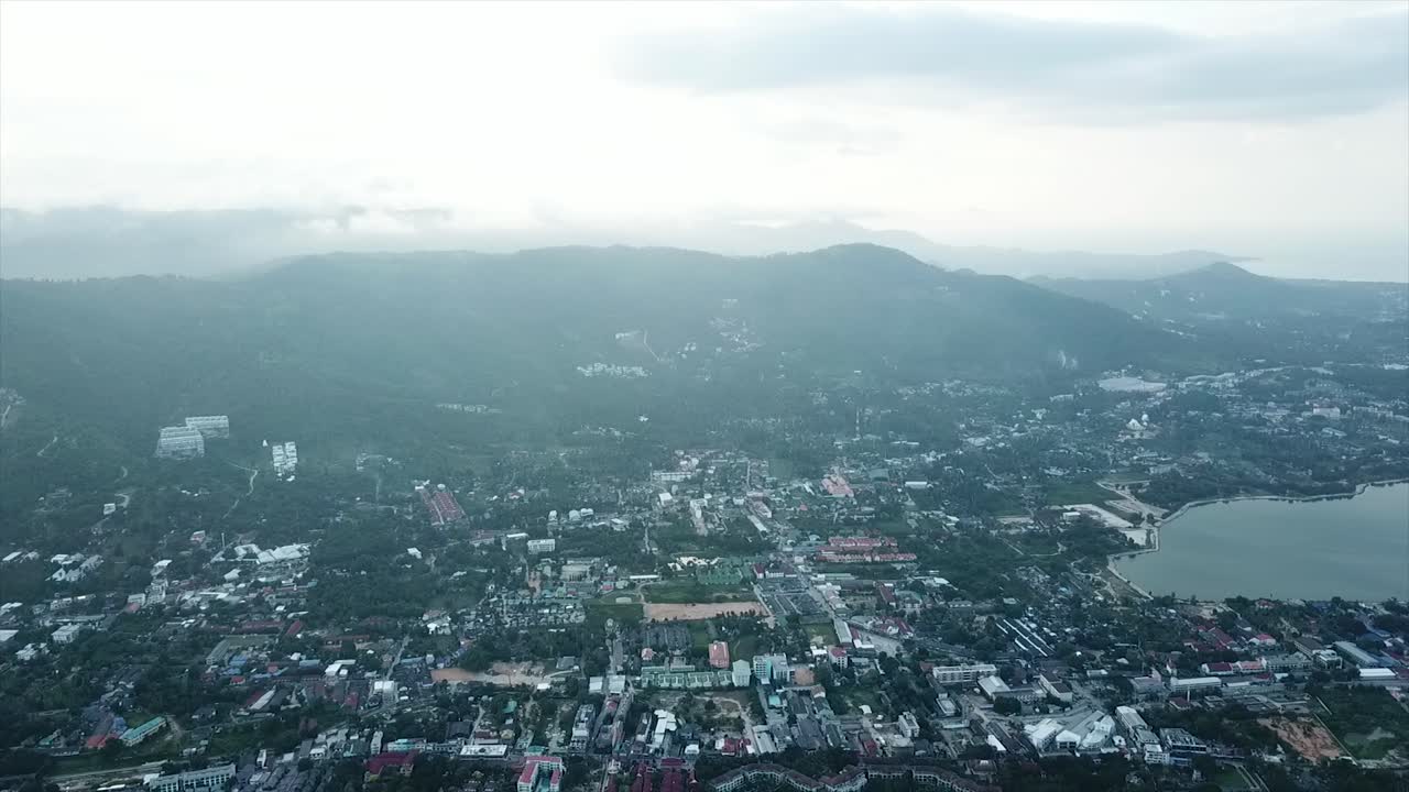 vista aérea de una ciudad del sudeste asiático
