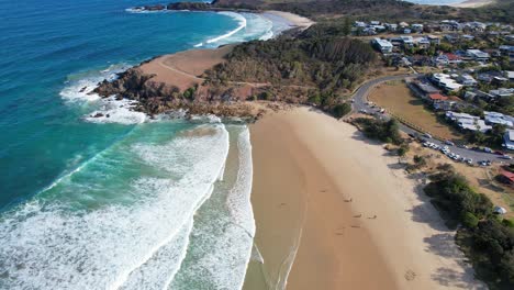 Olas-Y-Gente-En-La-Orilla-Del-Mar-De-La-Ciudad-De-Emerald-Beach-Cerca-Del-Puerto-De-Coffs-En-Nueva-Gales-Del-Sur,-Australia