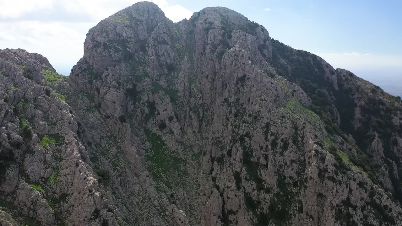 disparo de un dron que avanza lentamente hacia la cima de la montaña zaghouan en túnez mientras se inclina ligeramente hacia arriba