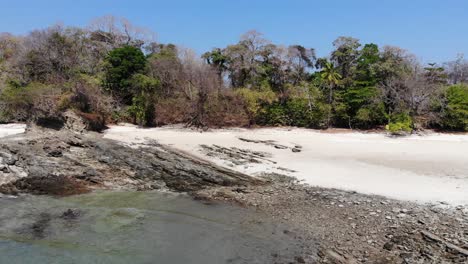 panamá en febrero tomas de drones de la isla contadora con playas, arena, mar, cielos azules y momentos relajantes