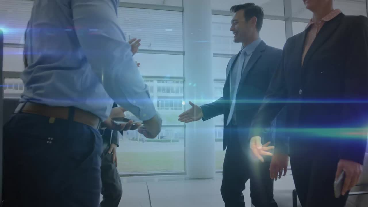 Animazione di globo e connessioni su persone d'affari diverse che si stringono la mano