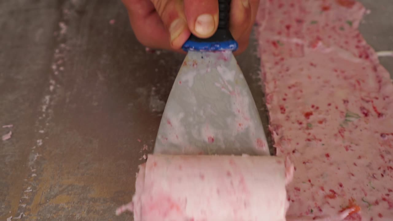 cocina dulce hecho a mano de fresa, arándano, mora, postre de helado enrollado salteado al estilo tailandés en el festival de comida